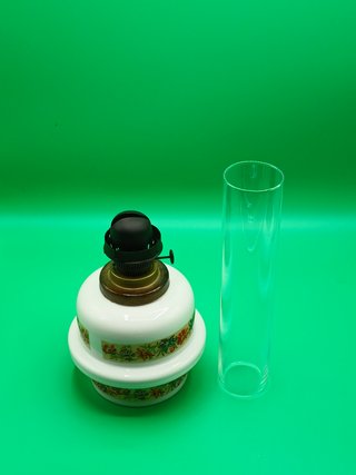 Lampada a petrolio con paralume cilindrico
