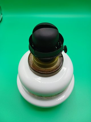 Lampada a petrolio con paralume cilindrico