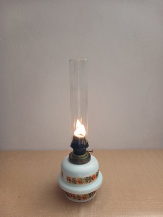 Lampada a petrolio con paralume cilindrico
