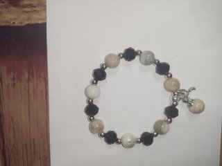 Pulsera de cuentas beige, negra y blanca