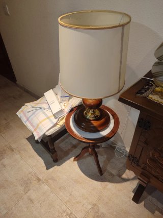 Lámpara de mesa y mesita auxiliar
