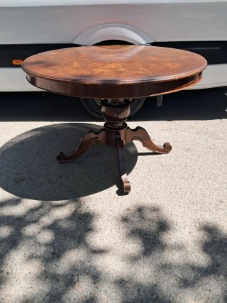 Mesa redonda y 3 sillas de madera