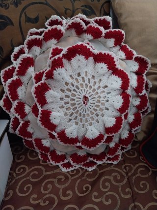 Almofada com capa feita em croché vermelho e branc