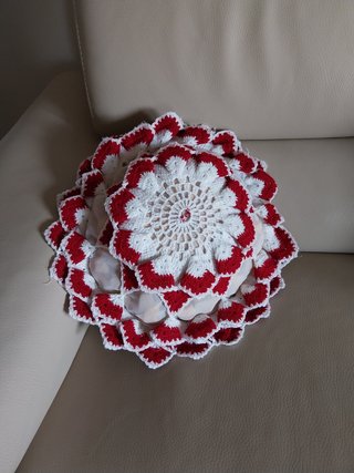 Almofada com capa feita em croché vermelho e branc