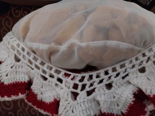 Almofada com capa feita em croché vermelho e branc