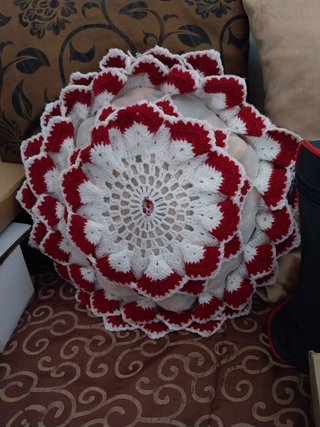 Almofada com capa feita em croché vermelho e branc