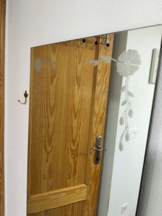 Espejo de pared con flor decorativa