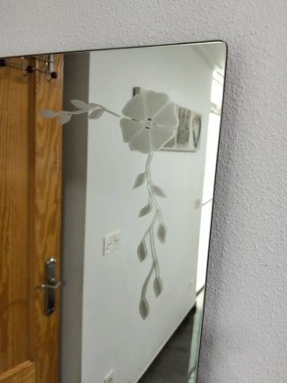 Espejo de pared con flor decorativa