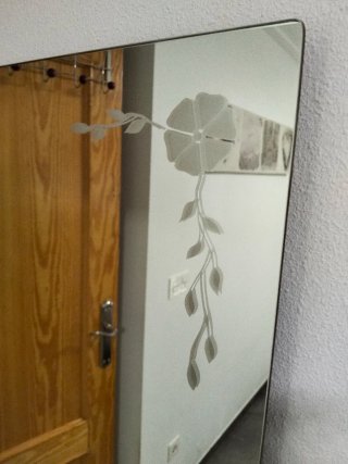 Espejo de pared con flor decorativa