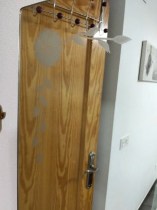 Espejo de pared con flor decorativa