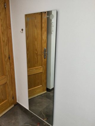 Espejo de pared con flor decorativa