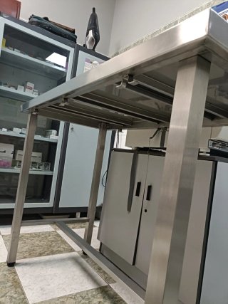 Mesa de consulta veterinaria de acero inoxidable