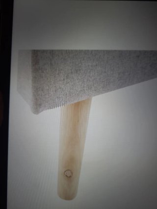 Banco baúl gris con patas de madera