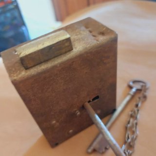 Llaves y cerradura antiguas de hierro forjado