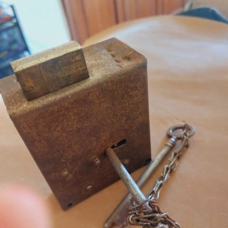 Llaves y cerradura antiguas de hierro forjado