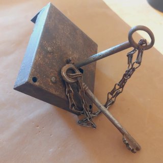 Llaves y cerradura antiguas de hierro forjado