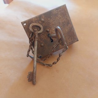 Llaves y cerradura antiguas de hierro forjado