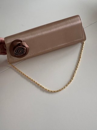 Bolso de fiesta dorado con flor