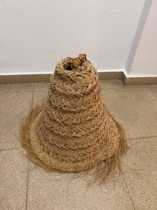 Lámpara de esparto tejida