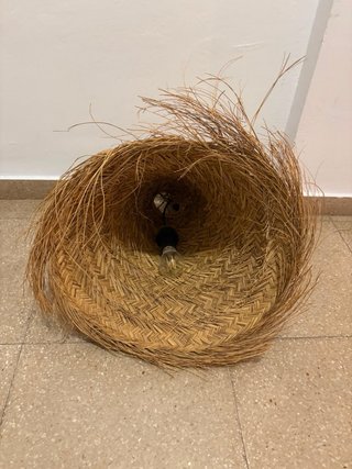 Lámpara de esparto tejida