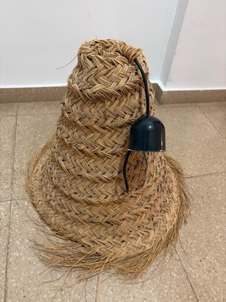 Lámpara de esparto tejida