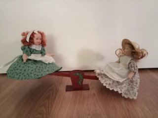 Dolce oscillazione per casa delle bambole in legno