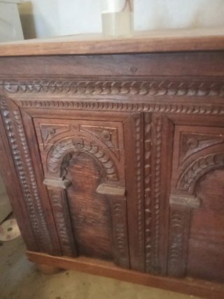 Baúl de madera tallada antiguo