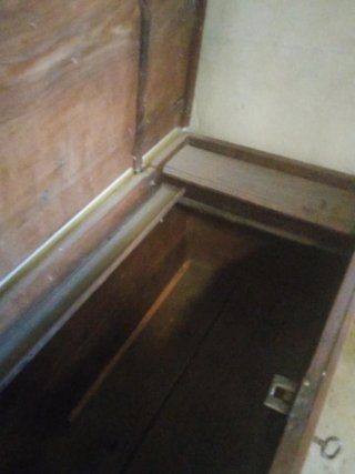 Baúl de madera tallada antiguo