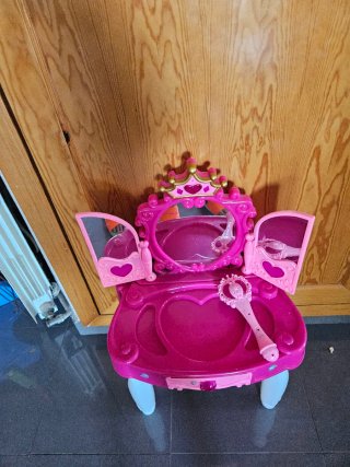 Tocador de juguete para niña