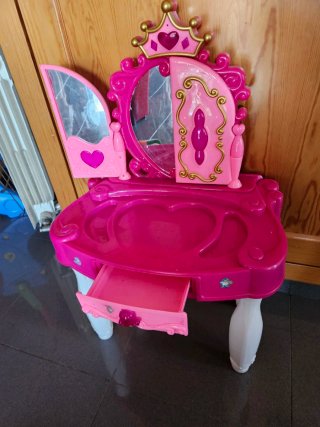 Tocador de juguete para niña