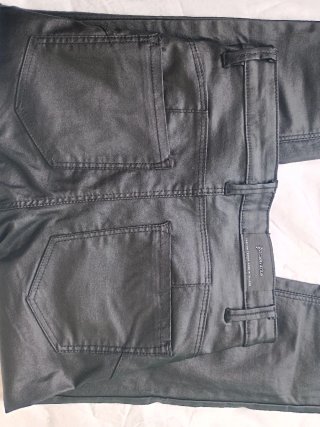 Pantalón pitillo Stradivarius efecto piel