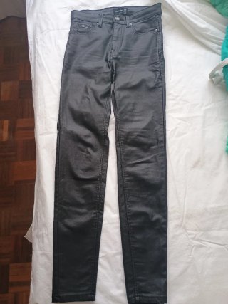 Pantalón pitillo Stradivarius efecto piel