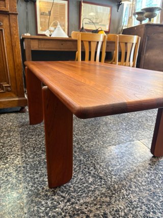 Mesa de teca estilo escandinavo