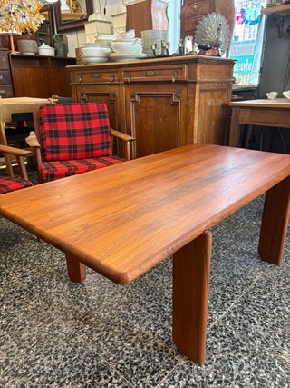 Mesa de teca estilo escandinavo