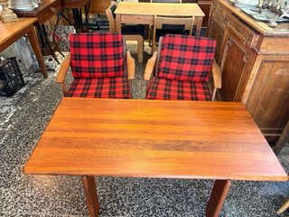 Mesa de teca estilo escandinavo