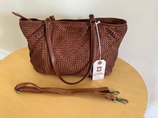Bolso de piel marrón