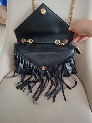 Bolso negro con estrella dorada y flecos