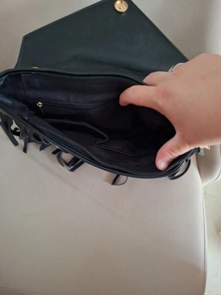 Bolso negro con estrella dorada y flecos