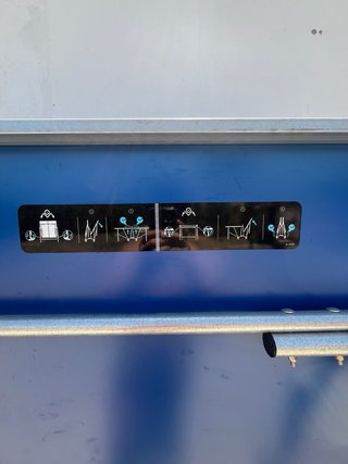Azul plegable con seguro y es de exterior