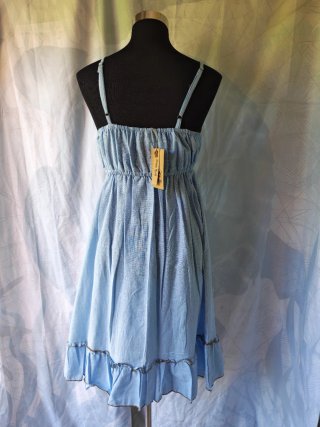 Vestido azul con bordado dorado