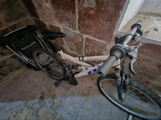 Bicicleta BH blanca y azul