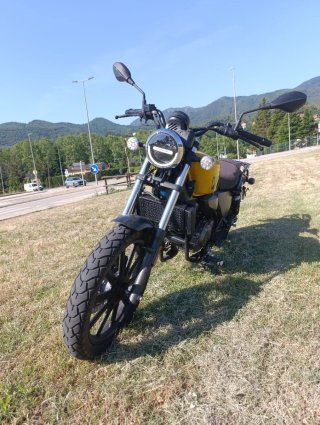 QJ Motor SRV 125cc Moto Negra y Amarilla