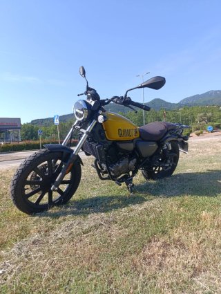 QJ Motor SRV 125cc Moto Negra y Amarilla