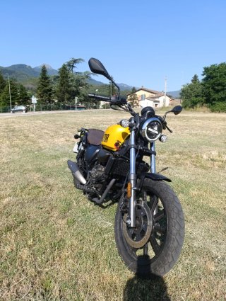 QJ Motor SRV 125cc Moto Negra y Amarilla