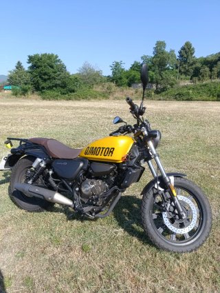 QJ Motor SRV 125cc Moto Negra y Amarilla