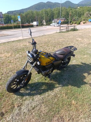 QJ Motor SRV 125cc Moto Negra y Amarilla