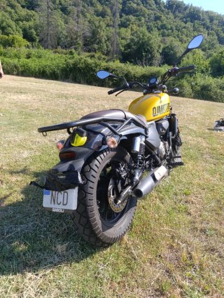 QJ Motor SRV 125cc Moto Negra y Amarilla