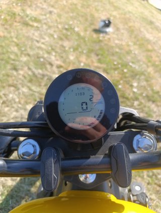 QJ Motor SRV 125cc Moto Negra y Amarilla