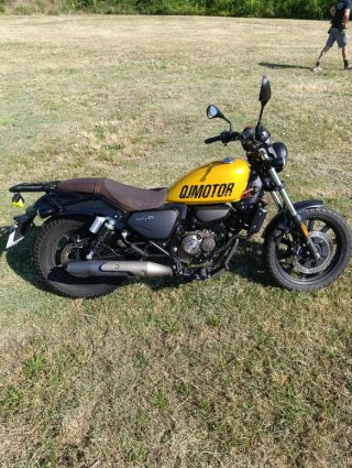 QJ Motor SRV 125cc Moto Negra y Amarilla