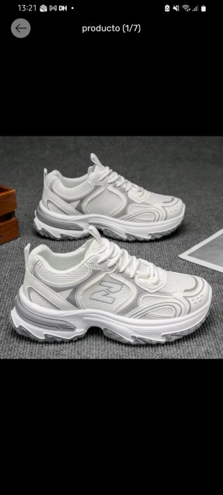 Zapatillas deportivas blancas y grises
